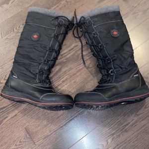 Gently used Womens Cougar winter boots.
